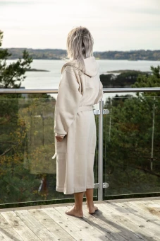 College stiilis hommikumantel kapuutiga