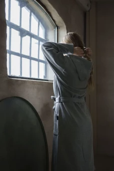 College stiilis hommikumantel kapuutiga