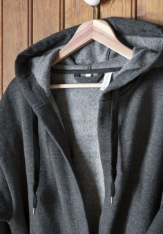 College stiilis hommikumantel kapuutiga